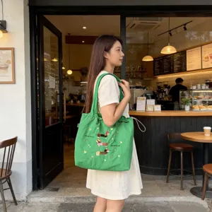 Borsa tote in tela verde con simpatico ricamo di bassotto, grande borsa a spalla quotidiana.