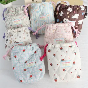 Bolsas de almacenamiento acolchadas con cordón y estampados de osos y fresas para organizar.
