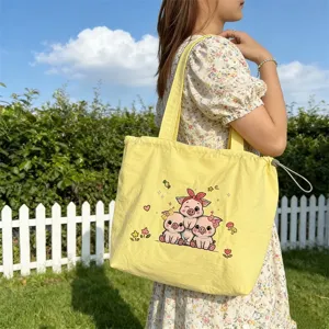 Detalle de bolso tote de lona con cerdito bordado, bolso de hombro casual para diario.