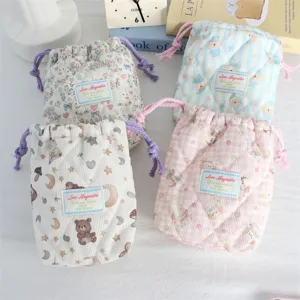 Bolsa de almacenamiento acolchada con diseño floral estilo ins para cámara y cordón.