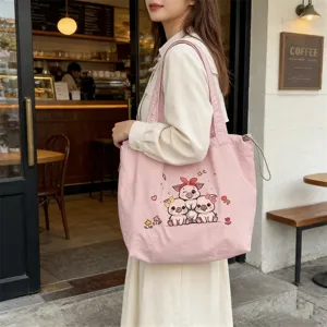 Vista detallada del bolso tote de lona rosa con bordado de cerdito tierno para uso diario.