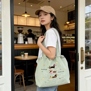Borsa tote in tela verde con simpatici bassotti ricamati, chiusura a coulisse e grande capienza.