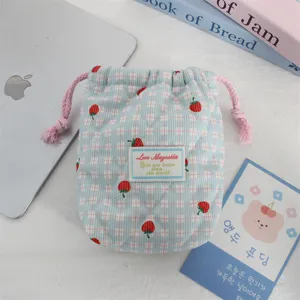 Bolsa de almacenamiento acolchada floral estilo ins para cámara y polaroid con cordón suave.