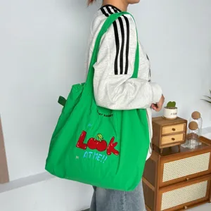 Bolso tote de lona verde con bordado de cerezas, bolso bandolera informal grande para uso diario.