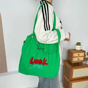 Bolso tote de lona verde con bordado de cerezas, bolso de hombro casual con cordón ajustable.