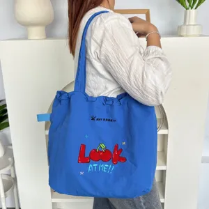 Bolso de hombro de lona azul con bordado de cerezas, bolso tote grande y casual diario.