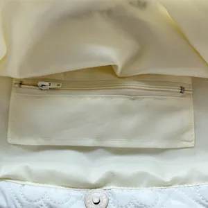 Witte gewatteerde shopper binnendetail met ritsvak en handige magnetische drukknoop.
