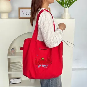 Bolso de hombro de lona roja con bonito bordado de cerezas y práctica cierre de cordón.
