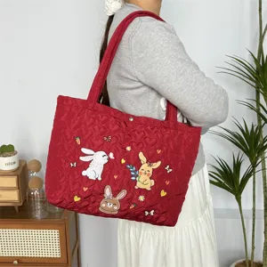 Rode gewatteerde schoudertas met schattige konijnenborduurwerk, grote shopper tote tas.