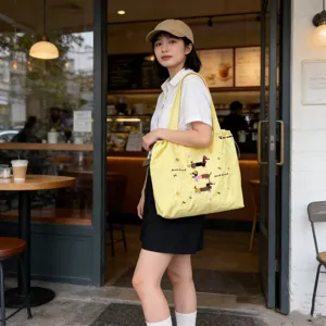 Borsa a tracolla in tela con simpatico ricamo di bassotto, shopper capiente e comoda.