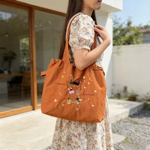 Borsa shopper in tela arancione con ricamo di bassotto, borsa a tracolla casual con coulisse.