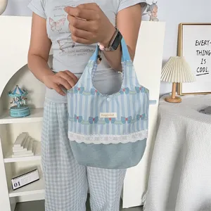 Sac cabas à rayures bleues avec bordure en dentelle et nœud papillon, sac mignon.
