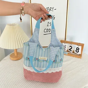 Sac cabas patchwork à carreaux bleus, bordure dentelle et base velours côtelé pour style quotidien.