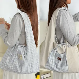 Gedetailleerd overzicht van vintage ruitjes canvas tote tas met grote capaciteit en stijl.
