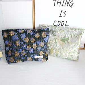 Borsa cosmetica floreale goffrata rétro, comoda custodia con cerniera per il vostro viaggio.