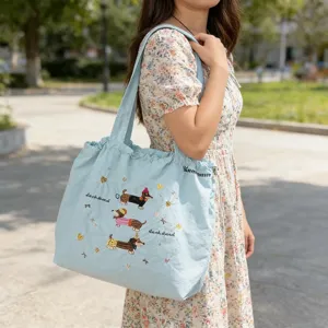 Borsa shopper in tela blu con simpatica ricamo di bassotto per il suo uso quotidiano.