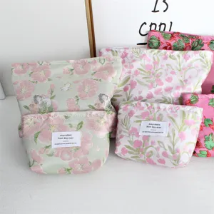 Borsa per trucco floreale goffrata retrò, custodia cosmetica portatile e organizzatore da viaggio.