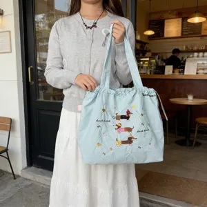 Borsa shopper in tela azzurra con ricamo di simpatico bassotto, chiusura a coulisse per il lavoro.