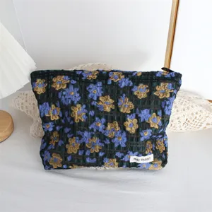 Pochette cosmetica vintage con stampa floreale goffrata e chiusura lampo, elegante borsa da viaggio.