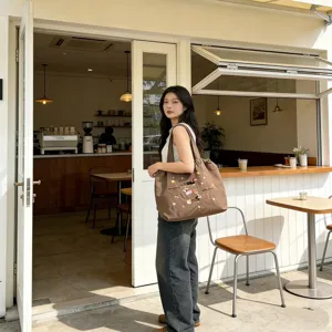 Borsa tote in tela marrone con ricamo di cane, borsa a spalla capiente per il commuting giornaliero.