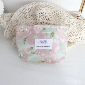 Borsa cosmetica floreale goffrata retrò, custodia portatile di grande capacità per viaggi.