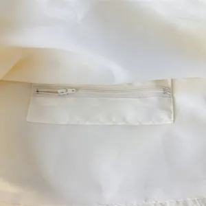Vista dettagliata della fodera interna della borsa in tessuto con tasca con zip.