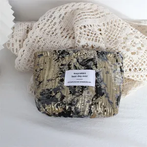 Dettaglio borsa cosmetica floreale goffrata retrò, borsetta trucco portatile e organizzatore viaggio.