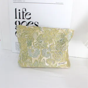 Borsa cosmetica vintage in tessuto jacquard elegante, custodia portatile e pratica per trucchi.