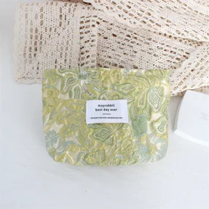 Dettaglio borsa cosmetica floreale goffrata rétro, custodia di stoccaggio portatile.