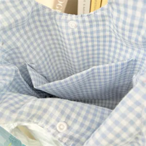 Détail intérieur de sac cabas en tissu vichy bleu et blanc, sac décontracté avec poche.