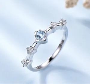 Nahaufnahme eines S925 Silberrings mit einem blauen Edelstein und funkelnden Steinen.