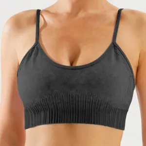 Sujetador deportivo de yoga sin costuras acanalado con tirantes finos, soporte y elasticidad.