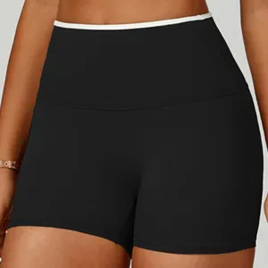 Detailaufnahme schwarzer Yoga-Shorts mit hohem Bund und kontrastierendem weißem Taillenband.