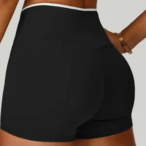 Detailansicht schwarzer Yoga-Shorts mit hohem Bund und elastischem, atmungsaktivem Stoff.