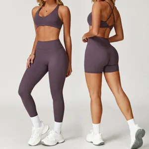Detailansicht des nahtlosen Yoga-Sets, Sport-bh mit Kreuzrücken und High-Waist-Shorts für Fitness.