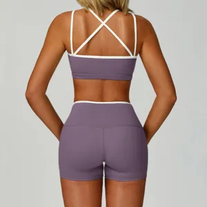 Rückansicht eines lila Yoga Sport-Sets mit Kreuzgurt-Sport-BH und passenden Shorts.