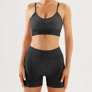 Detalle de sujetador deportivo acanalado sin costuras y shorts de talle alto fitness.