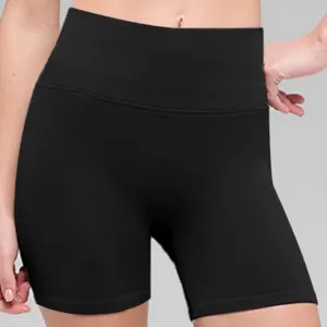 Gedetailleerd overzicht van zwarte fitness yogashorts met hoge taille voor training.