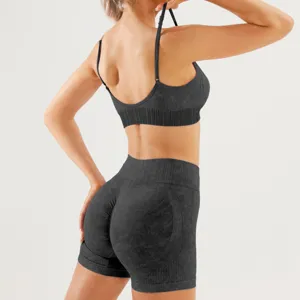 Detalle trasero de conjunto de sujetador deportivo y short de fitness negro sin costuras.