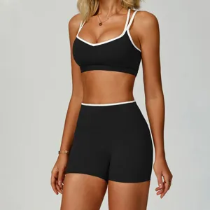 Schwarzes Yoga Fitness Set mit weißem Rand, bequeme High Waist Shorts und Sport-BH.