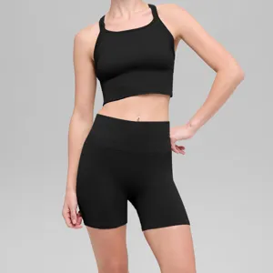 Zwarte sport yoga set met kruisrug crop top en hoge taille korte broek voor fitness.