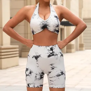 Vista dettagliata del set da yoga tie-dye senza cuciture con crop top halter e pantaloncini.