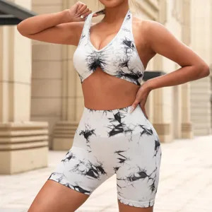 Set yoga batik senza cuciture con reggiseno sportivo halter e pantaloncini a vita alta.