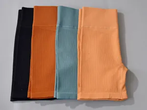 Nahtlose gerippte Fitness Yoga Shorts Detail, taillierte Sporthose für Damen.