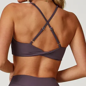 Damen Sport-BH mit Kreuzträgern und Yoga-Set in Dunkellila, atmungsaktiver Stoff.