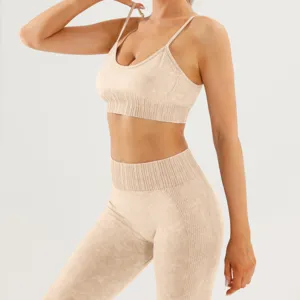 Conjunto de sujetador deportivo acanalado sin costuras y leggings de yoga de talle alto.