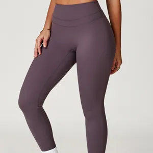 Detailaufnahme von lila Yogahose mit hohem Bund, weicher Stoff, passgenau, Konturbund.