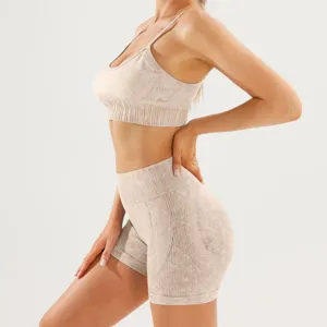 Vista de ropa deportiva sin costuras con textura acanalada, shorts de tiro alto y sujetador deportivo.