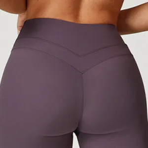 Detailansicht der dunkellila High-Waist Yogahose hinten mit stützender V-Naht für Po-Effekt.