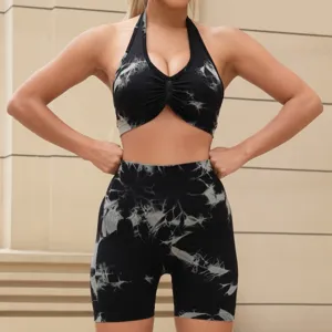 Dettaglio del set yoga senza cuciture tie-dye nero grigio, top e pantaloncini fini.